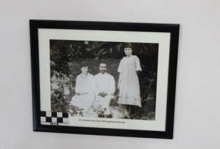 Dr Soetomo dan Isterinya didampingi temannya