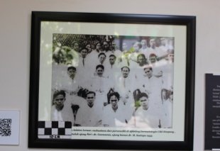 Dr Soetomo dengan asisten leraar , Mahasiswa daparamedik di afdeling dermatologie, CBZ Simpang