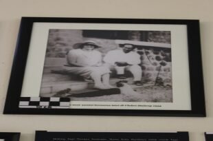 Dr Soetomo saat bersantyai bersama Isteri