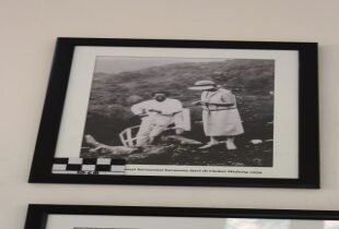 Dr Soetomo saat santai besama isteri di Claket Malang