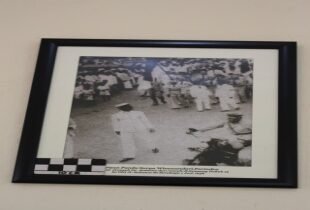 Barisan pandu Surya Wirawandari PARINDRA mengawal jenazah Dr Soetomo dari rumah sakit simpang Dukuh ke GNI