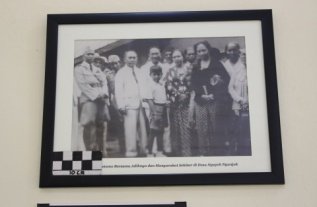 Dr Soetomo bersama adiknya dan masyarakat sekitar di desa Ngepeh Nganjuk