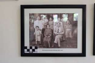 Dr Soetomo bersama keluarga tahun 1937