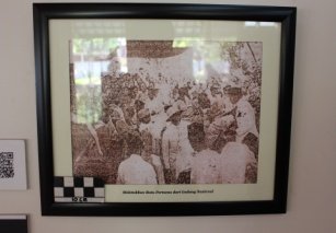 Meletakkan batu pertama dari gedung Nasional