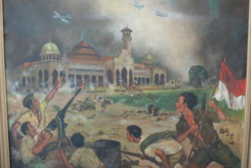 Perang didepan masjid Surabaya