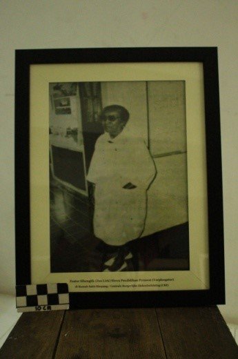 Zuster Zibenglik (Zus Like) Siswa Pendidikan Perawat (Verplegster) di Rumah Sakit Simpang / Centrale Burgelijke Ziekeninrichting