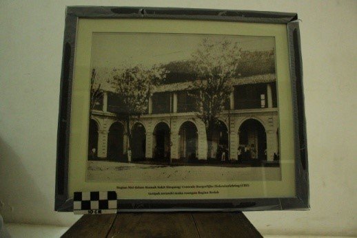 Bagian Sisi dalam Rumah Sakit Simpang / Centrale Burgelijke Ziekeninrichting(CBZ) Tampak Serambi muka ruangan bagian bedah