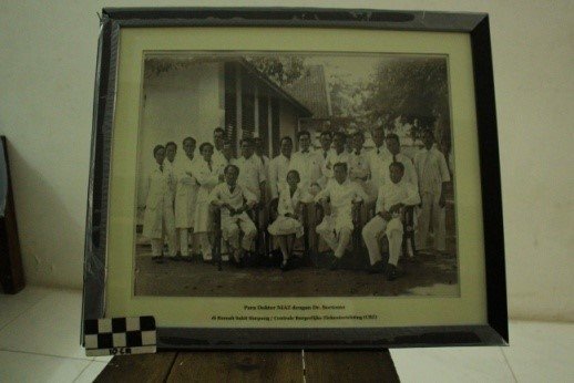 Para Dokter N.I.A.S dengan Dr Soetomo di Rumah sakit simpang / Centrale Burgelijke Ziekeninrichting (CBZ)